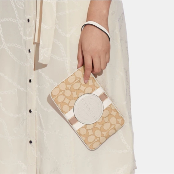 NWT COACH DEMPSEY LARGE CORNER ZIP WRISTLET SIGNATURE JACQUARD STRIPES & PATCH - Picture 3 of 13